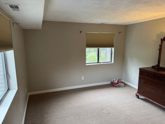 Building Photo - 2 Bedroom Condo for Rent - Tyngsboro