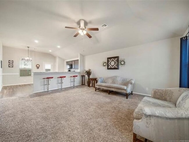 Building Photo - Spacious 3 Bed 2 Bath Home with 2 car gara...