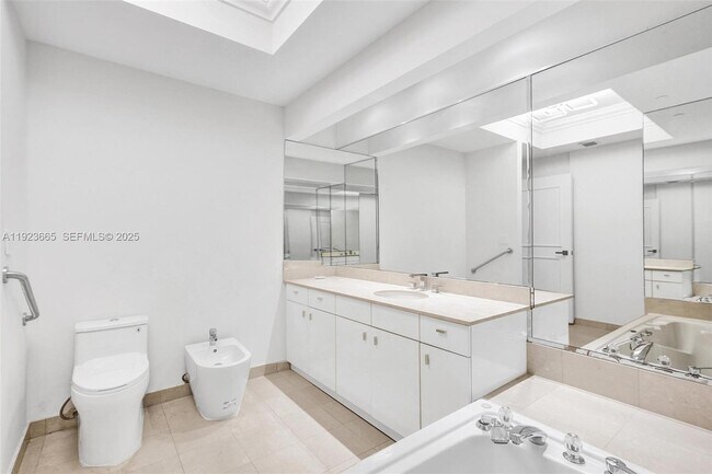 Building Photo - 10101 Collins Ave