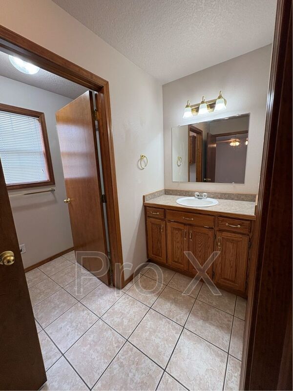Building Photo - 2913 Santa Fe Dr