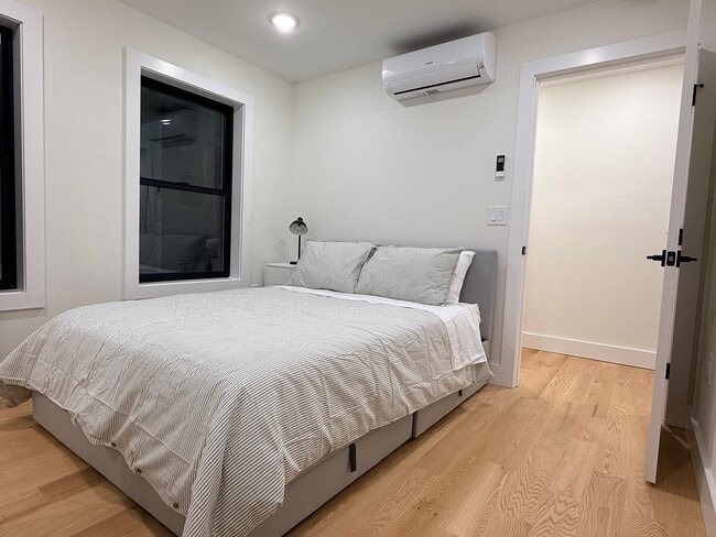 Building Photo - 27 Graham St