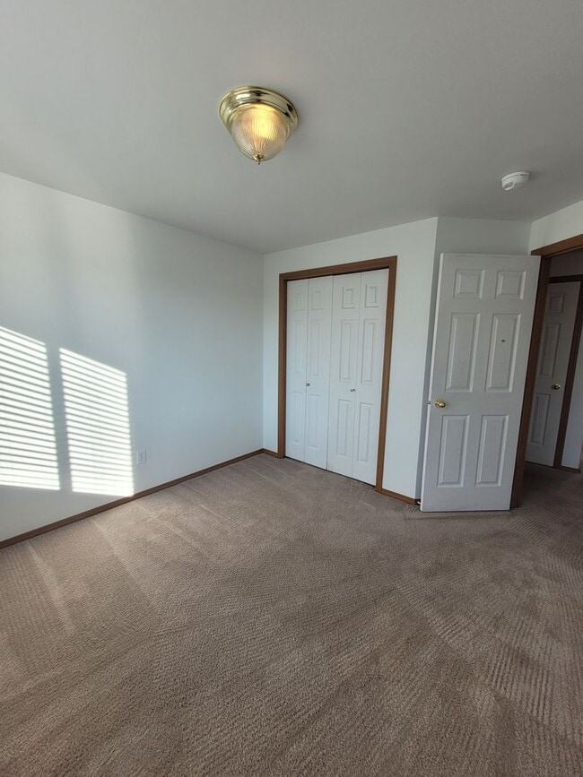 Building Photo - NOVEMBER RENT FREE - 4 Bedroom House in Ep...