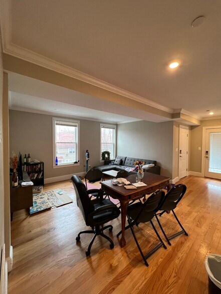 Building Photo - 183 River St