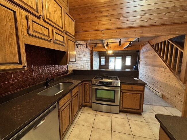 Building Photo - 1655 W Big Trail Dr