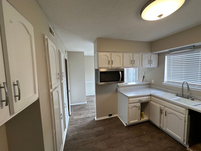 Building Photo - 2 bed 1.5 bath townhome located in the Millersville area.