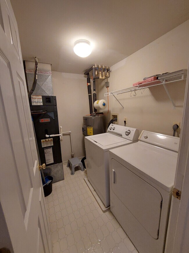 Building Photo - 3800 Sunnyfield Ct