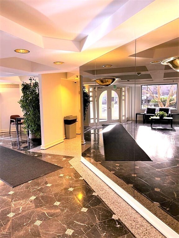 Building Photo - 1933 Commonwealth Ave