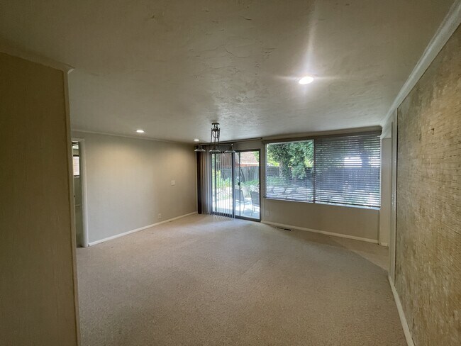 Building Photo - 1576 E Lakewood Dr