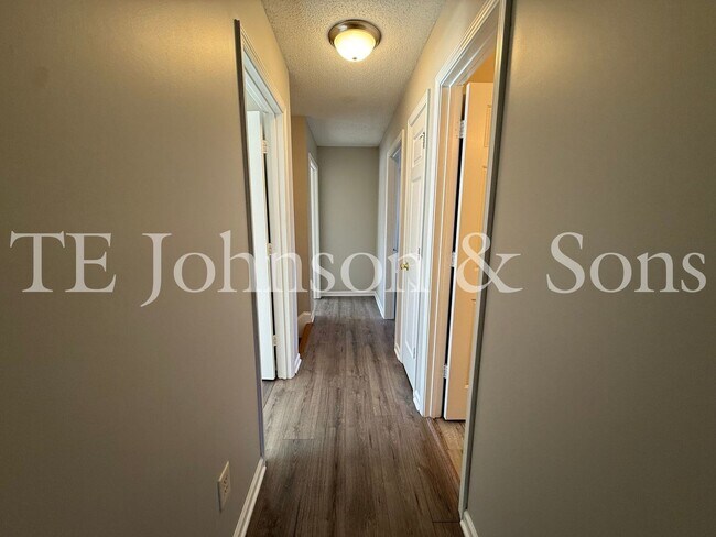 Building Photo - Spacious 4 Bedroom Home with Modern Comfor...