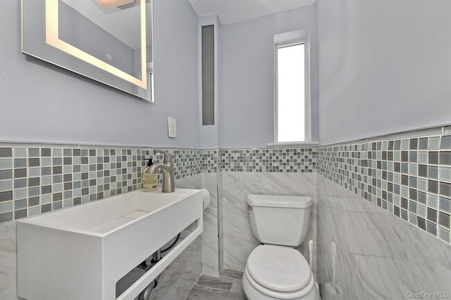 Building Photo - 222-03 Kingsbury Ave