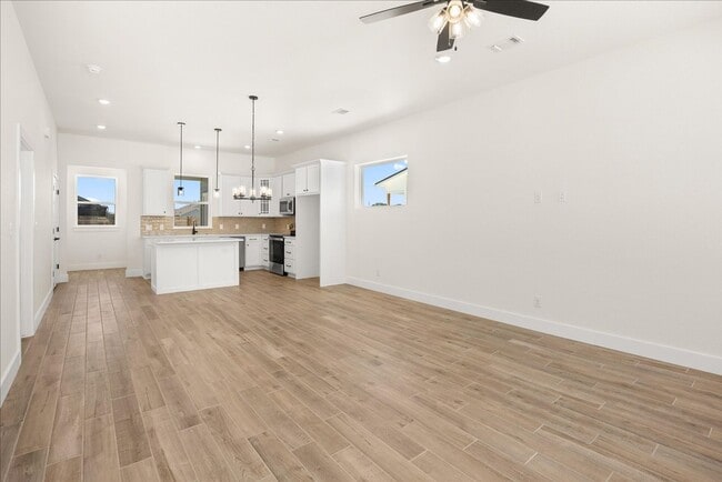 Building Photo - Bright, Spacious, & Beautifully Designed 1 bed 1.5 bath