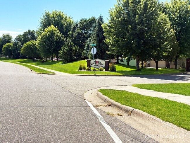 Building Photo - 13852 Hyacinth Dr