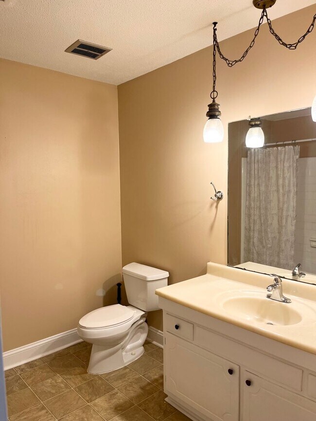 Building Photo - Largest Unit in Oglethorpe Place, 3bd/2.5ba 1700+ sqft, fireplace, and community pool and tennis!