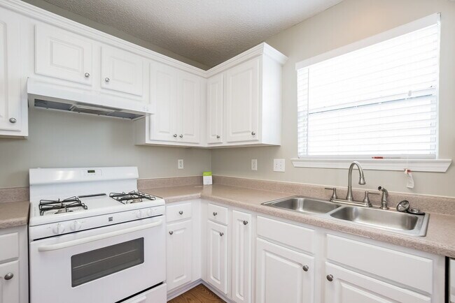 Building Photo - 413 Gresham Dr