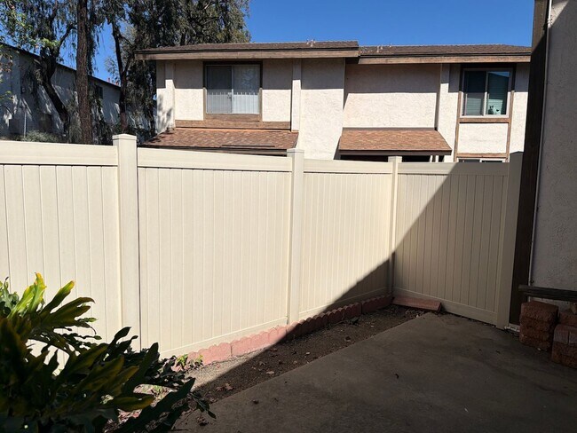 Building Photo - Remodeled Spring Valley Townhome