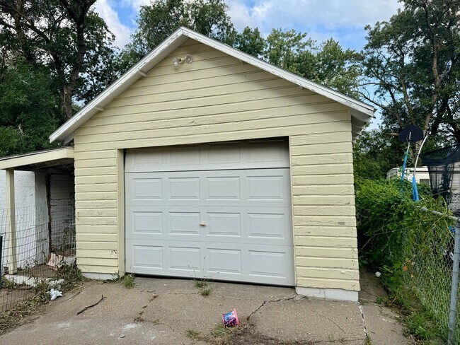 Building Photo - 3 Bed 1 Bath House