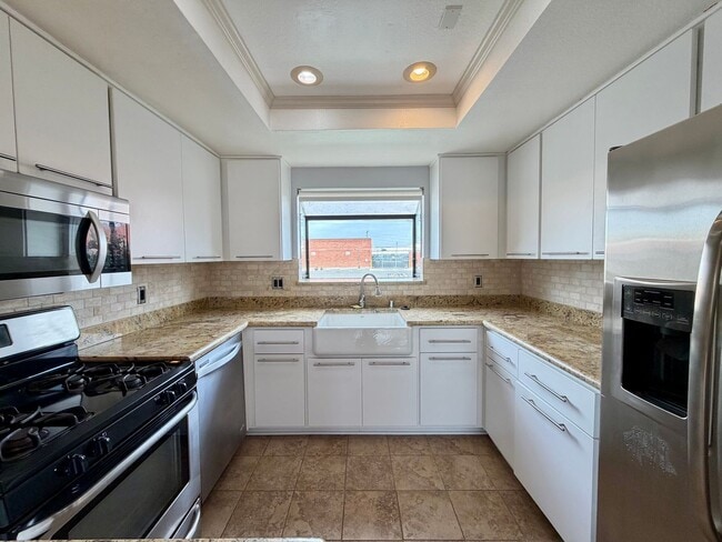 Building Photo - 2 Bed / 2.5 Bath Tri-Level Townhome – Gated Community in North Redondo Beach (Torrance PO)