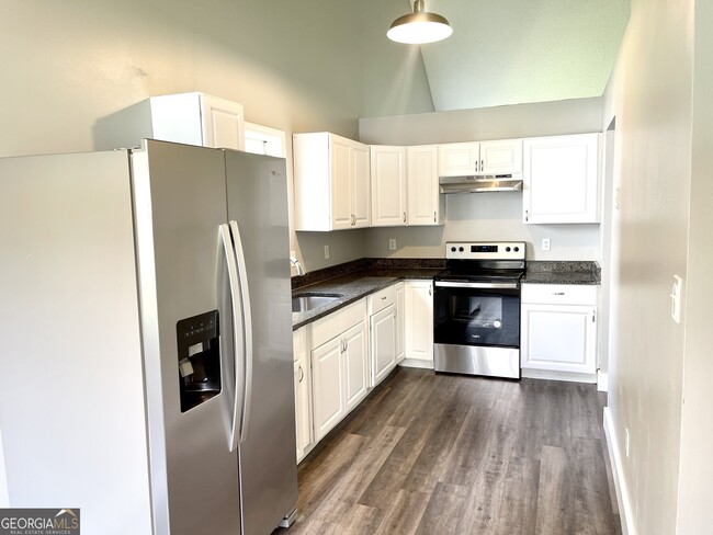 Building Photo - 6611 Lake Mill Trce
