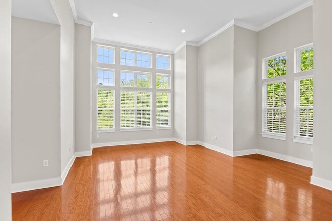 Building Photo - Private, light filled end unit townhome: 3 bed, 2.5 bath, 2,400 sq ft