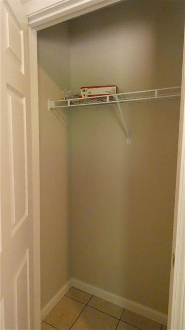 Building Photo - 2 bed/2 bath end unit in Gainesville