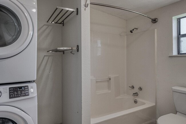 Building Photo - 905 E 3rd St