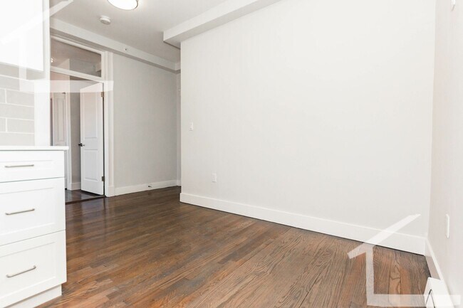 Building Photo - 8/1 No Fee! - Renovated junior 1BR with laundry in unit!