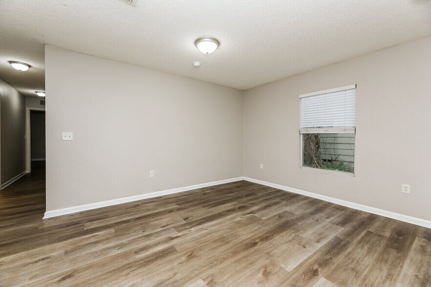 Building Photo - 2140 Thomas Ct