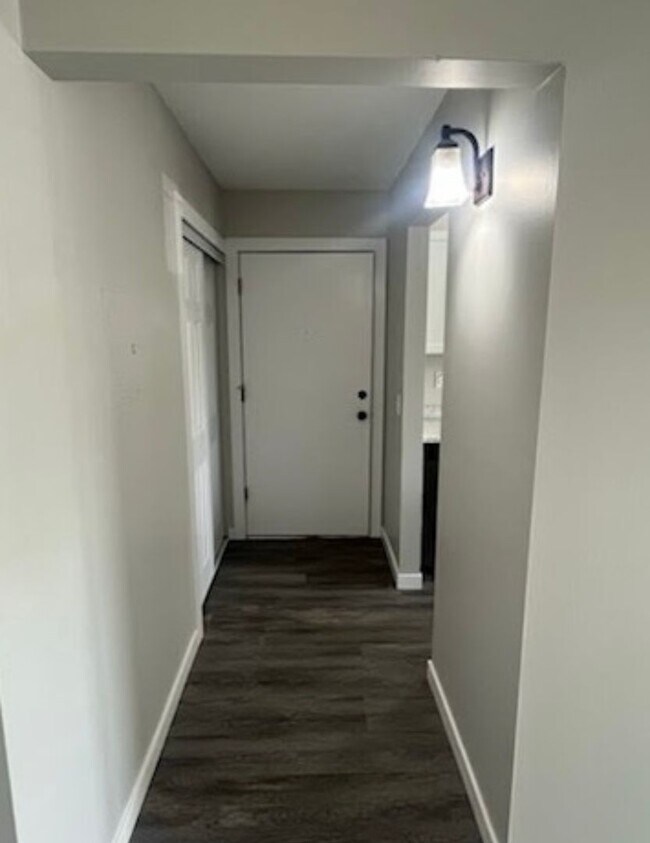 Building Photo - 1 Bedroom in Hopkins