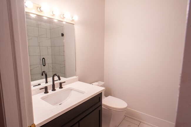 Building Photo - 916 N Paulina St