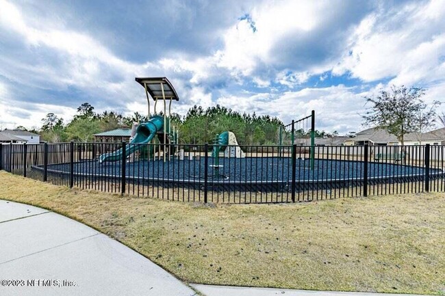 Building Photo - Large 4 bedroom home