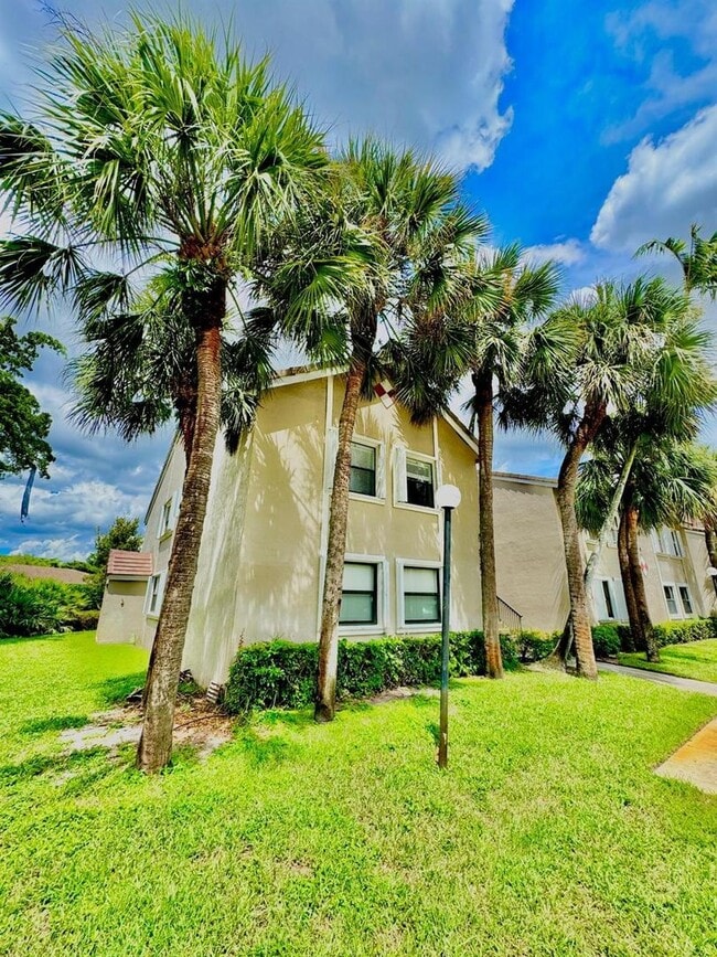 Building Photo - 9657 Riverside Dr