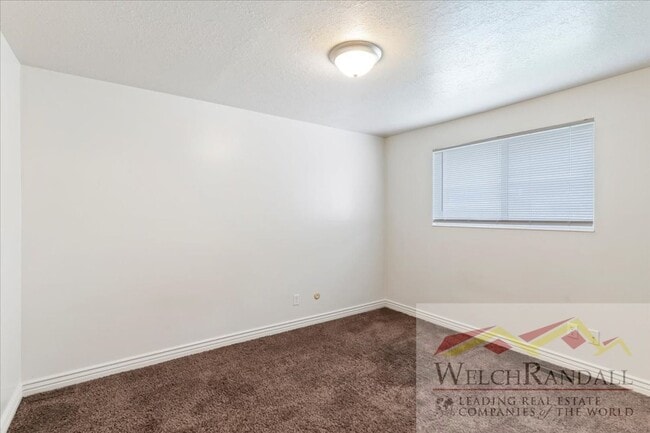 Building Photo - 2 Bedroom 1 Bath Duplex in Riverdale