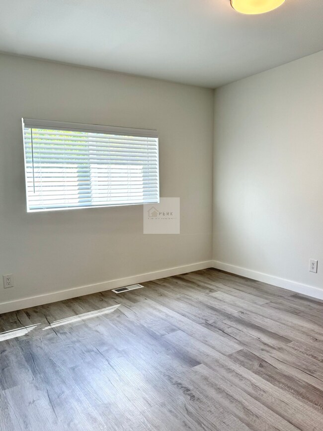 Building Photo - Updated 2 Bed, 1 Bath | South Beacon Hill | Private Patio + Parking