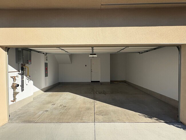 Building Photo - Modern Turn-Key Three-Story Townhome