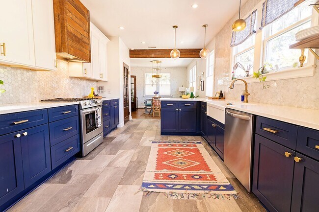 Building Photo - Bull St Bungalow