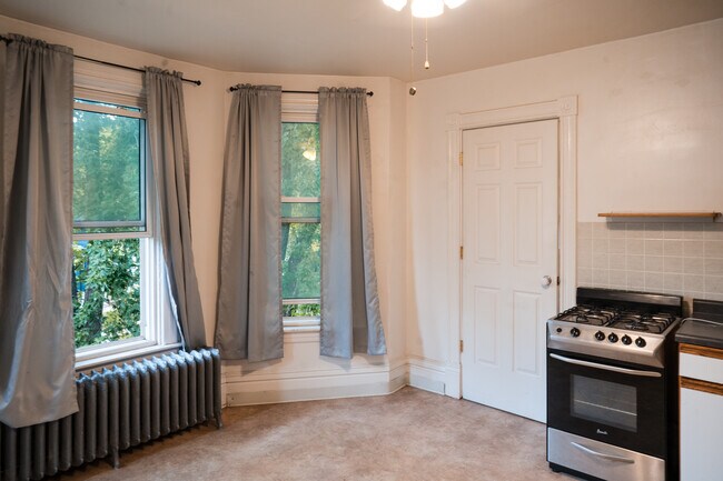 Building Photo - 556 Rose Ave E