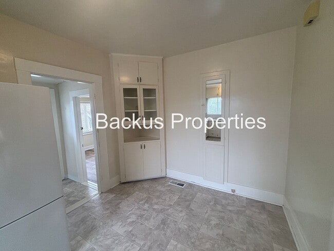 Building Photo - Three bedroom cottage less tha two blocks ...