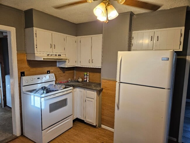 Building Photo - *Knoxville 37914 - 2 bedroom, 1 bath,  han...