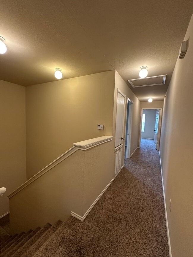 Building Photo - Townhouse available for IMMEDIATE move in