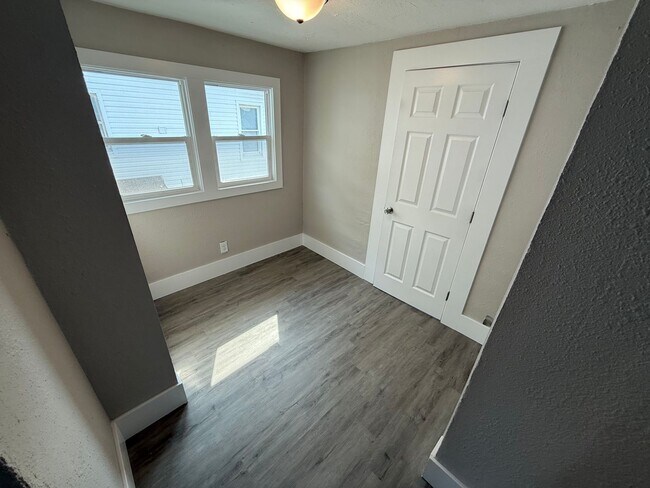 Building Photo - 1335-1335 W Mt Vernon St