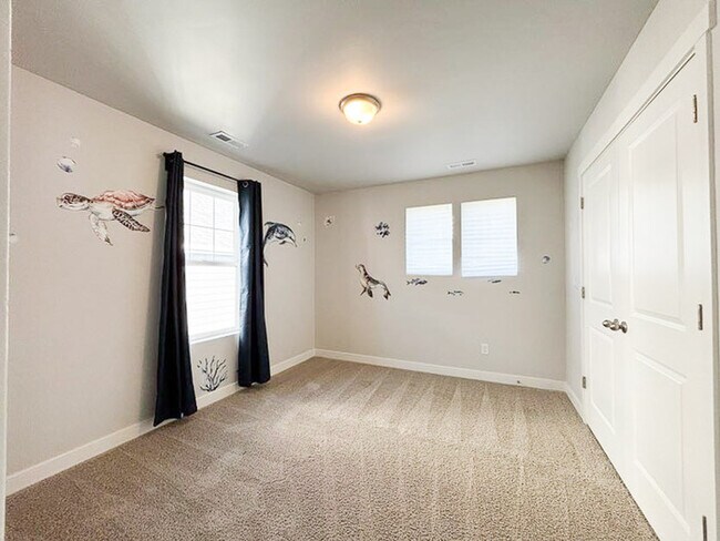 Building Photo - Bright - Open Floor Plan - Steps away from...