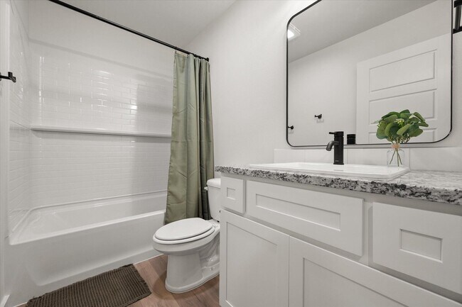 Building Photo - 2505 Kenwood Ave