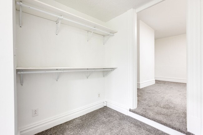 Building Photo - Fully Renovated 3BR/2BA Gem in the Heart o...