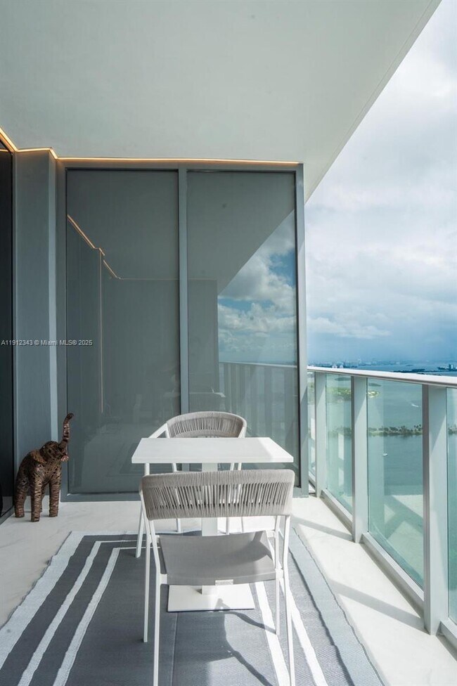 Building Photo - 700 NE 24th St