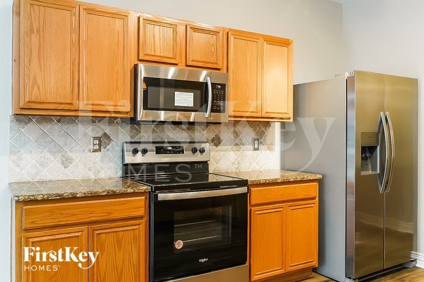 Building Photo - 401 Deer Lake Dr