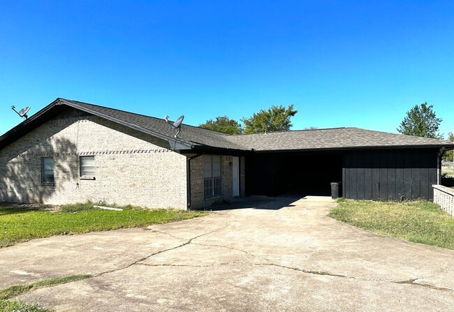 Building Photo - 706 Manson St