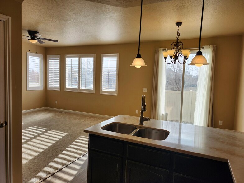 Building Photo - 3811 N Prairie Grass Dr