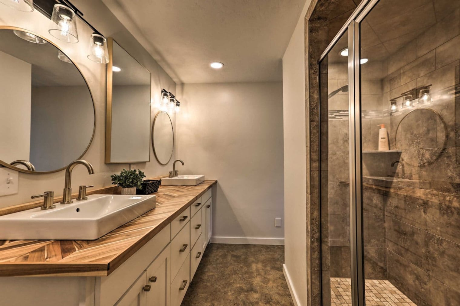 Building Photo - 930 Canyon Ave