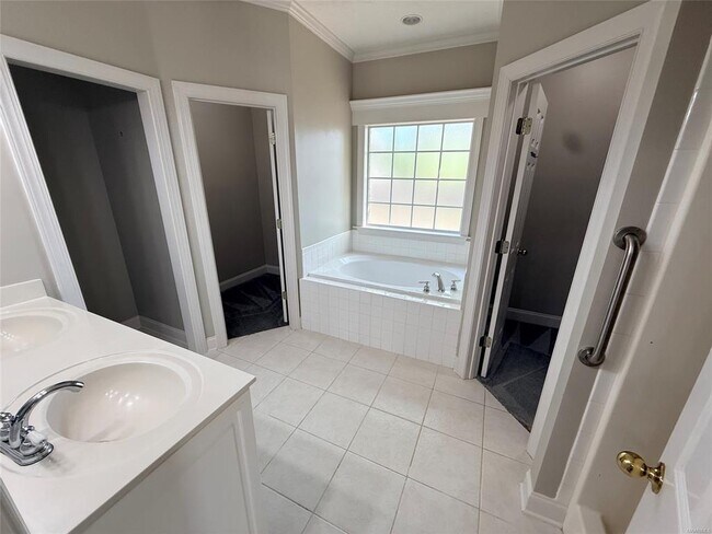 Building Photo - 601 Prairie View Dr