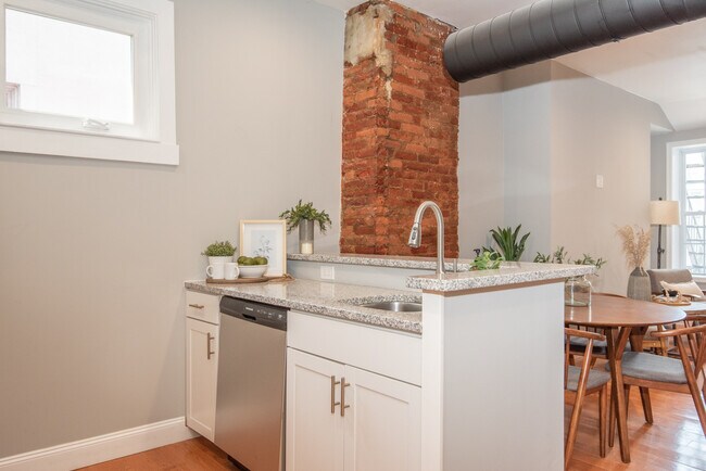 Building Photo - 318 N Duke St